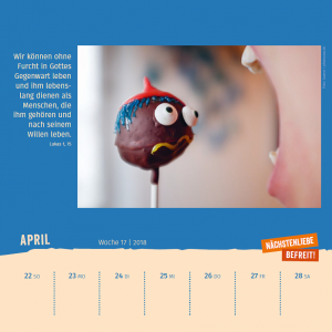 Foto aus dem Kalender: Ein Lolli mit Gesicht schaut skeptisch auf den geöffneten Mund vor ihm