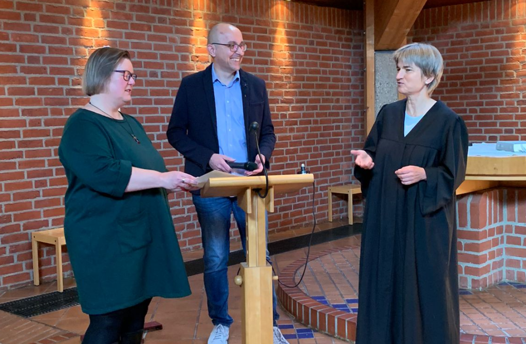 Gottesdienst über das Schwarze Kreuz:Sonja und Markus Welzel und Ute Passarge am Lesepult der Kirche im Gespräch