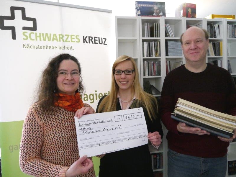 Ehepaar Kunert und Christina Tabea Brucker mit Dekoscheck über 1.660 Euro