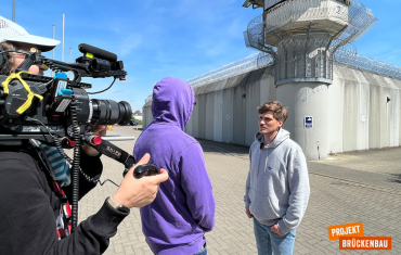 Reporter Frank mit Dennis und Kamera vor JVA Celle